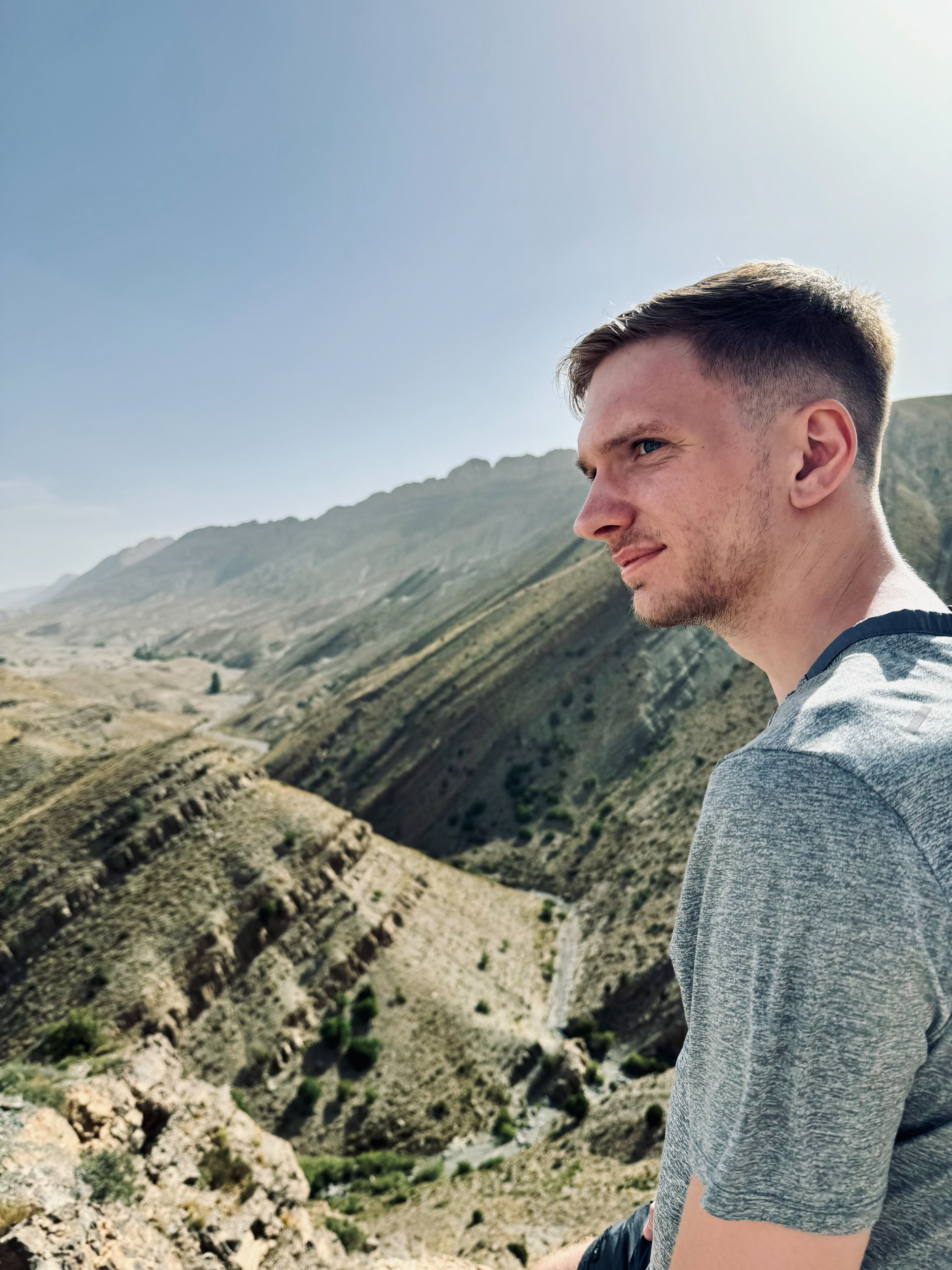 Développeur React Consulting travaillant dans les montagnes de l'Atlas au Maroc